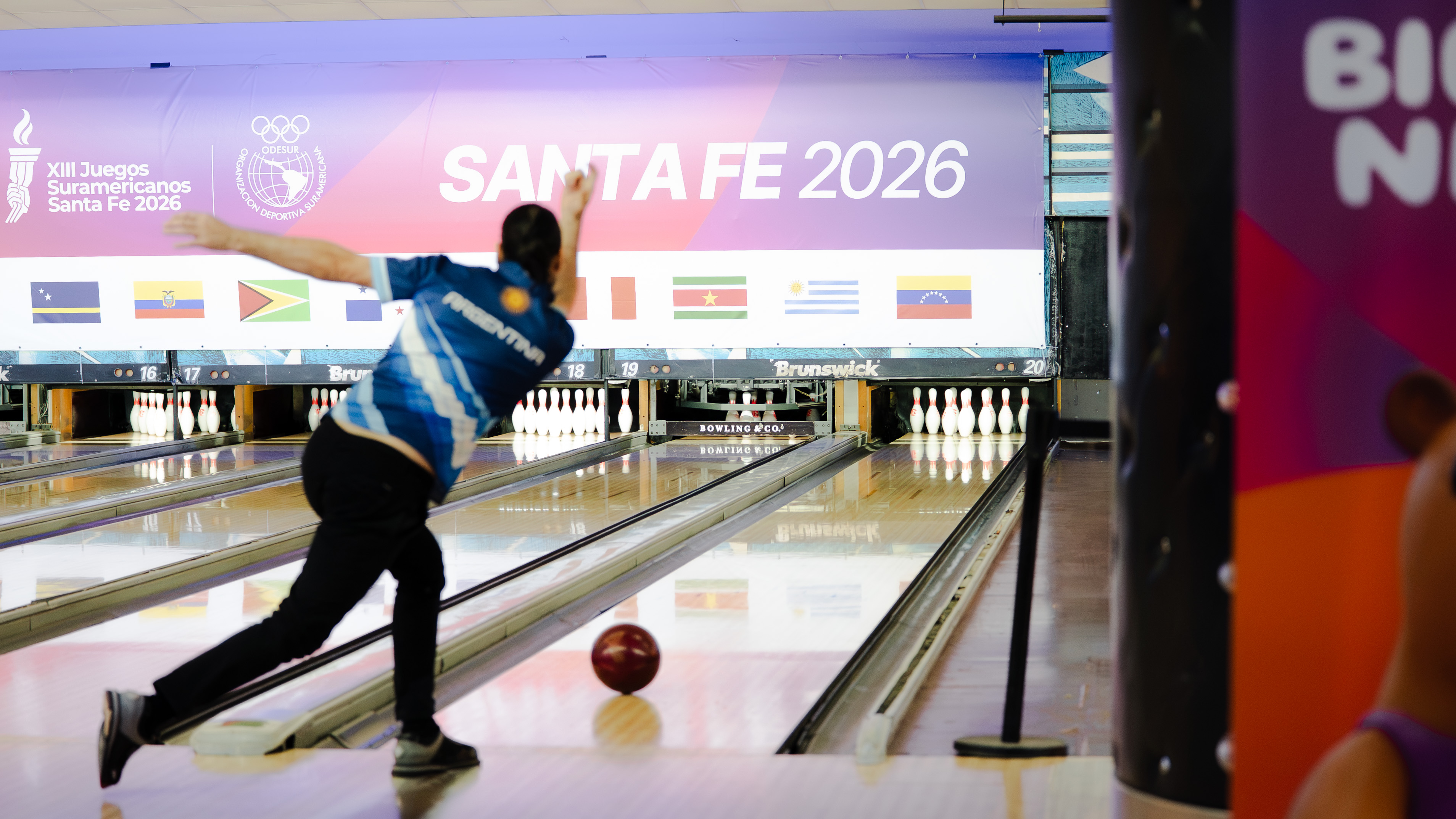 Alexis Plakoudakis en plena acción de lanzamiento durante la final individual de bowling