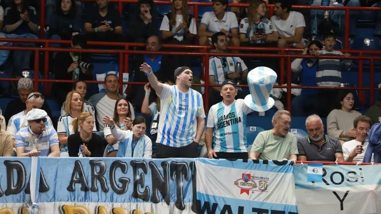 El marco de público y el color en las tribunas del estadio Ruca Che de Neuquén (Foto: Claudio Espinoza)