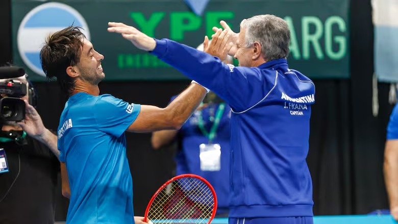 Thiago Tirante y el capitán Javier Frana abrazandose en el festejo (Foto: Santiago Filipuzzi)