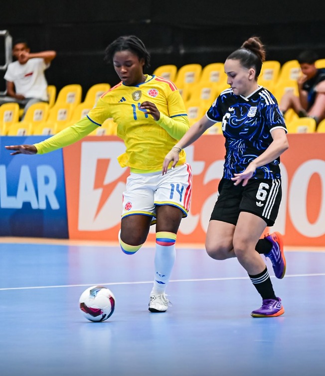 Acción de juego dividida entre Argentina y Colombia durante la definición