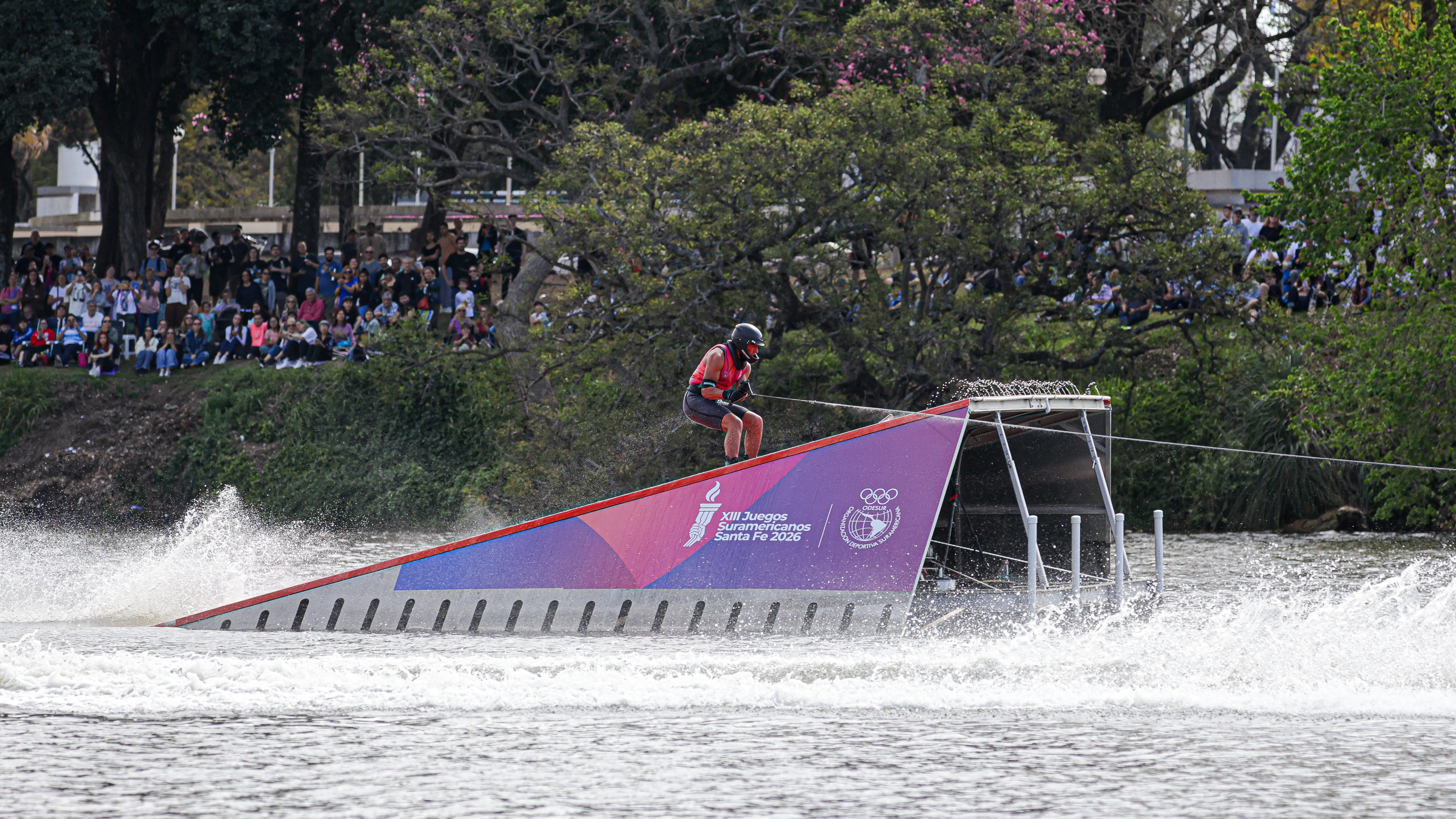 Tobías Giorgis en el salto de la final del Lago Sur