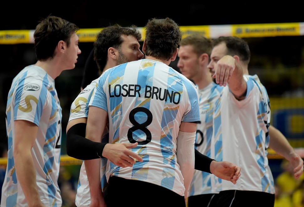 Luciano De Cecco, Pablo Kukartsev y Luciano Vicentín se abrazan en la cancha durante un pasaje favorable para la Selección Argentina en Río de Janeiro (Foto: @Voley_FeVA)