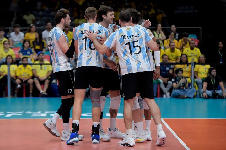 La unión del plantel argentino en pleno juego durante la definición del Sudamericano ante Brasil (Foto: @Voley_FeVA)