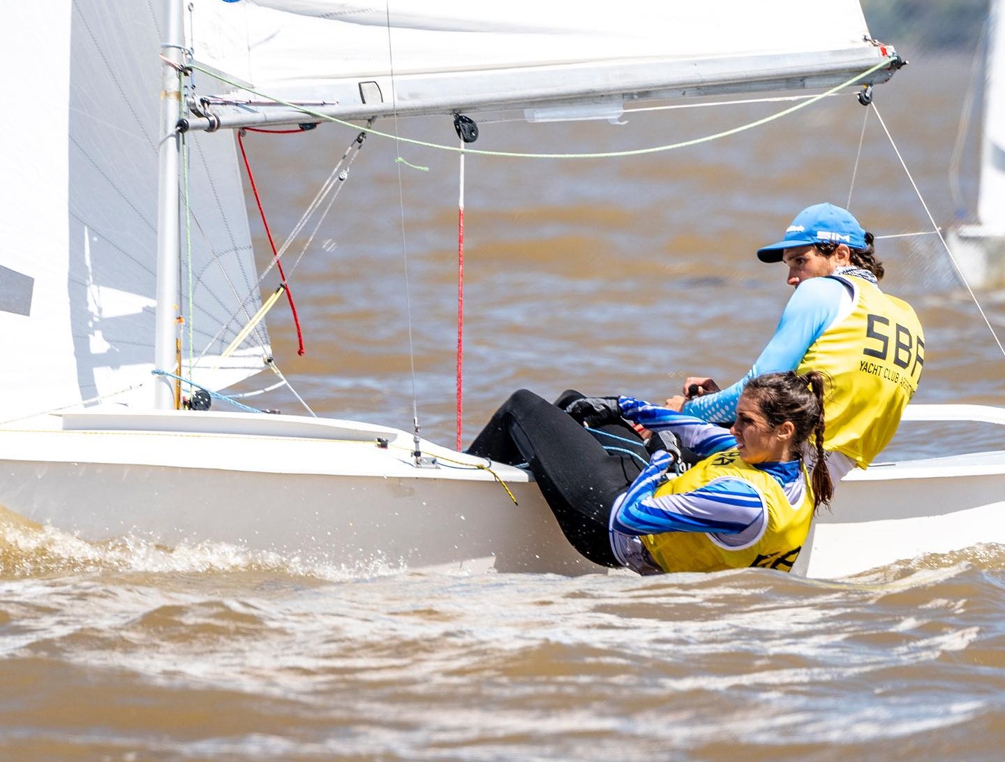Luciano Pesci y Florencia Galimberti a bordo de la embarcación argentina ARG 31753 de clase Snipe mixto durante las regatas en Santa Fe 2026
