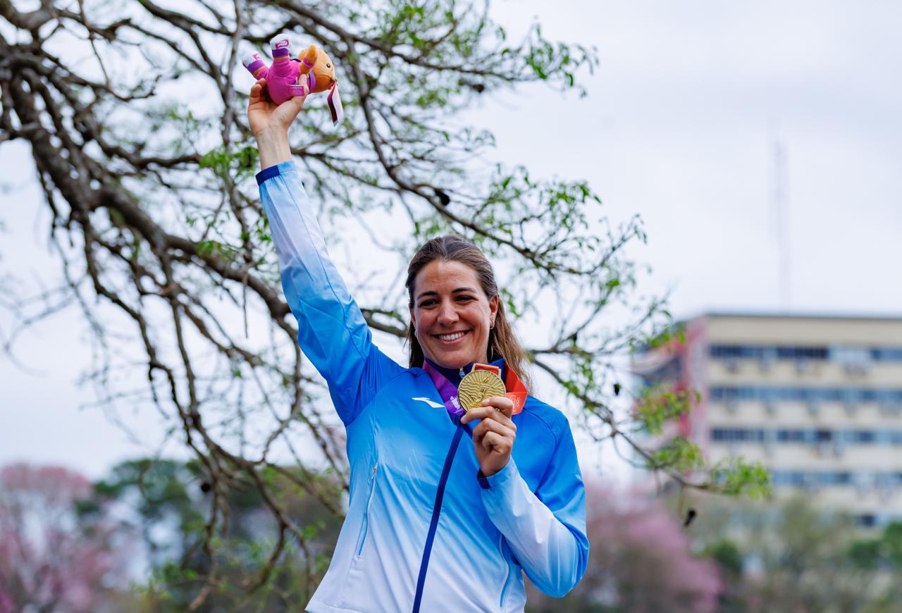 Lucía Falasca con la medalla de oro en el podio de ILCA 6, encabezando la brillante cosecha de seis preseas para la vela argentina en Santa Fe 2026