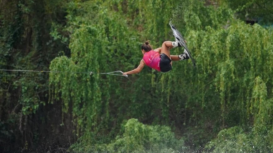Eugenia de Armas suspendida en el aire durante su rutina de wakeboard