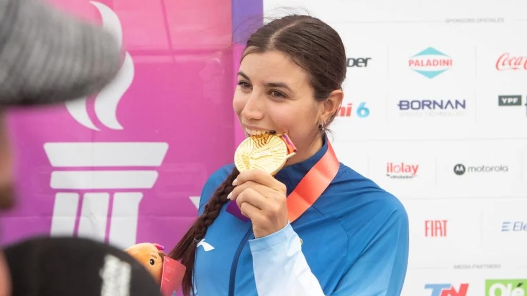 Julieta Benedetti compite en el ómnium en el Invencible Velódromo de Rafaela