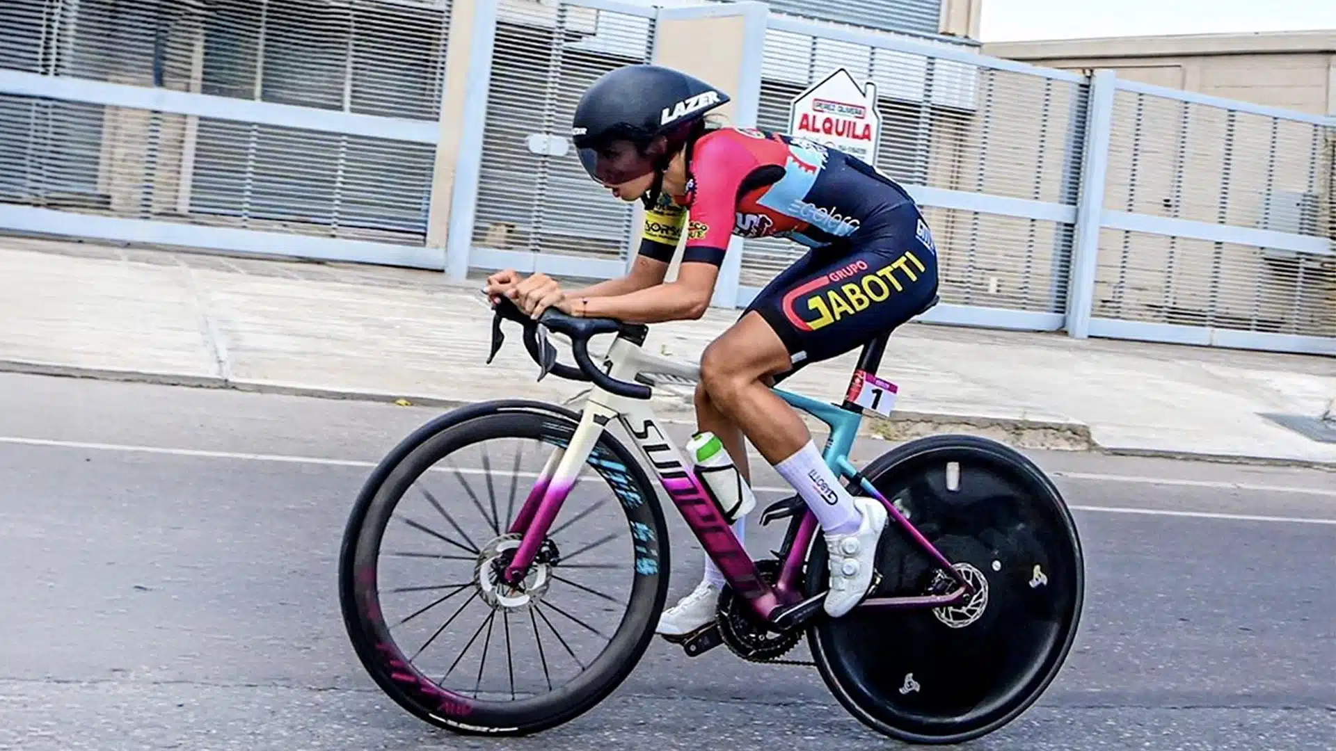 Julieta Benedetti mejoró en la segunda prueba del ómnium: fue tercera en la carrera tempo y sigue peleando en el velódromo de Rafaela