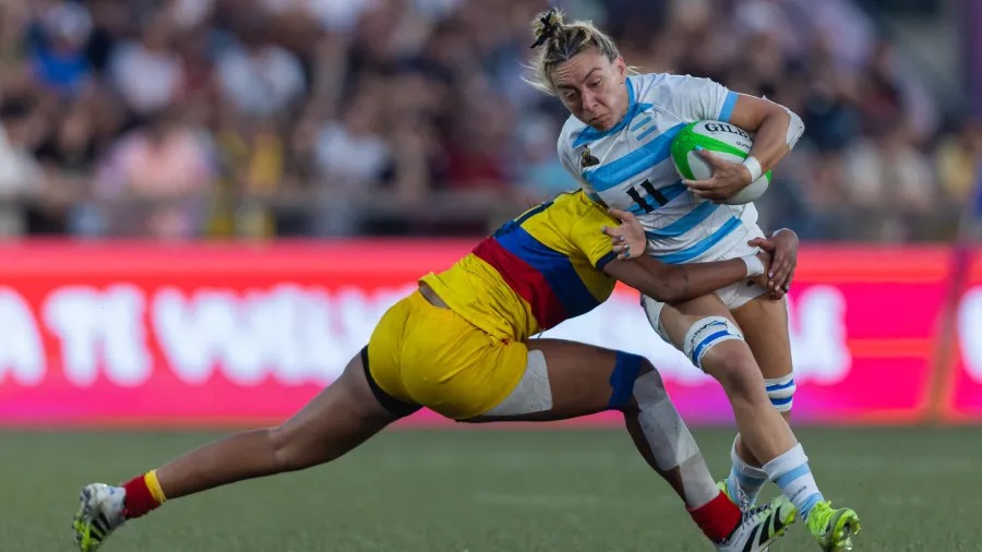 Antonela Reding avanza con decisión ante el intento de tackle de la defensa colombiana en el Hipódromo Óvalo de Rosario