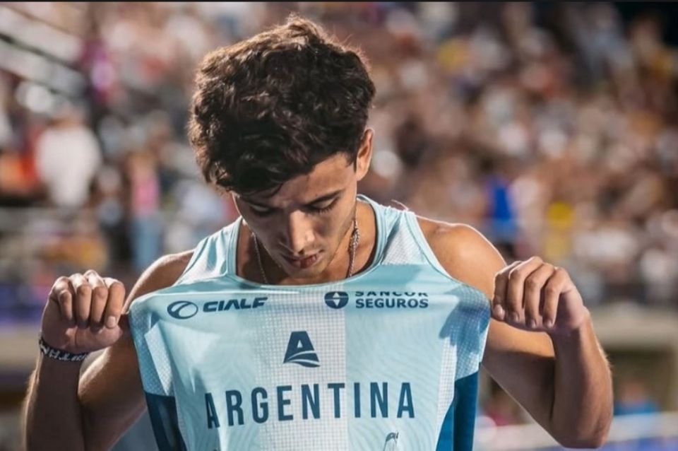 Matías Reynaga le dio al atletismo argentino su primera medalla en Santa Fe 2026: plata en los 10.000 metros con 28:26.17, un tiempo que bajó el récord de los Juegos Suramericanos