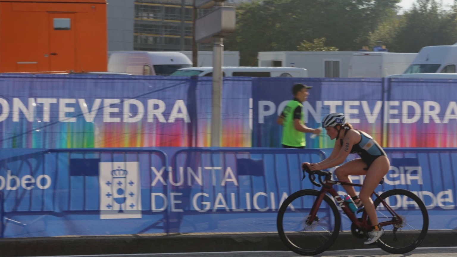 Federica Carletto en plena acción sobre la bicicleta en el trazado urbano de Pontevedra.