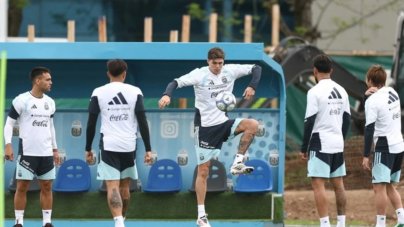 La Selección vuelve a jugar por primera vez después del Mundial: esta noche recibe a Bolivia en el Kempes y arranca la ventana que termina con la despedida de Messi