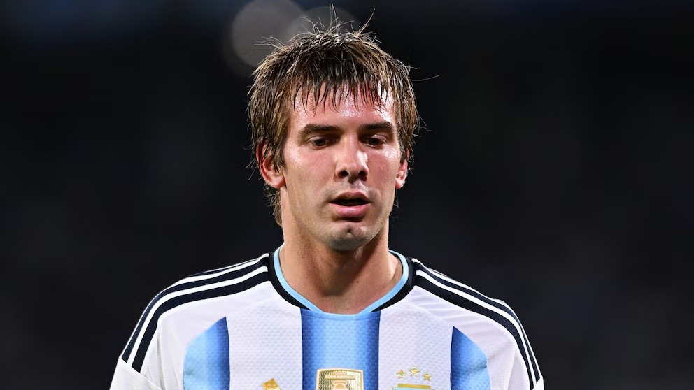 Franco Mastantuono tuvo un buen ingreso al campo de juego en Córdoba durante el segundo tiempo. (Foto: Reuters / Rodrigo Valle)