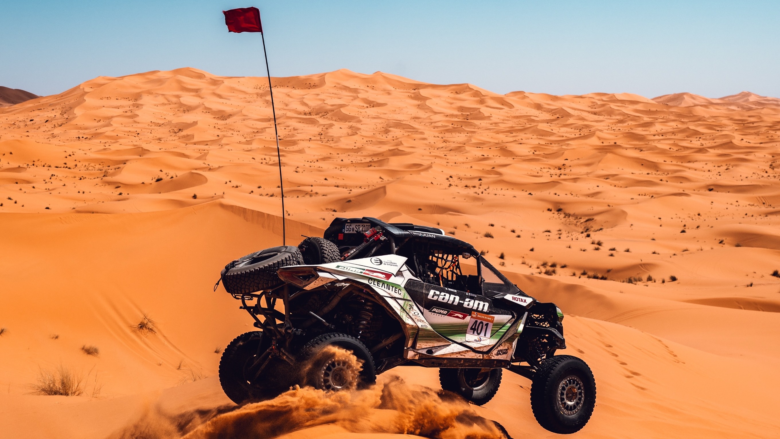 El Can-Am de Jeremías González Ferioli volando sobre las dunas del desierto del Sahara.