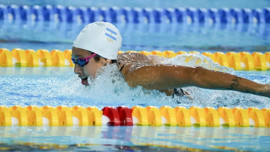 Agostina Hein nadando en Panamá