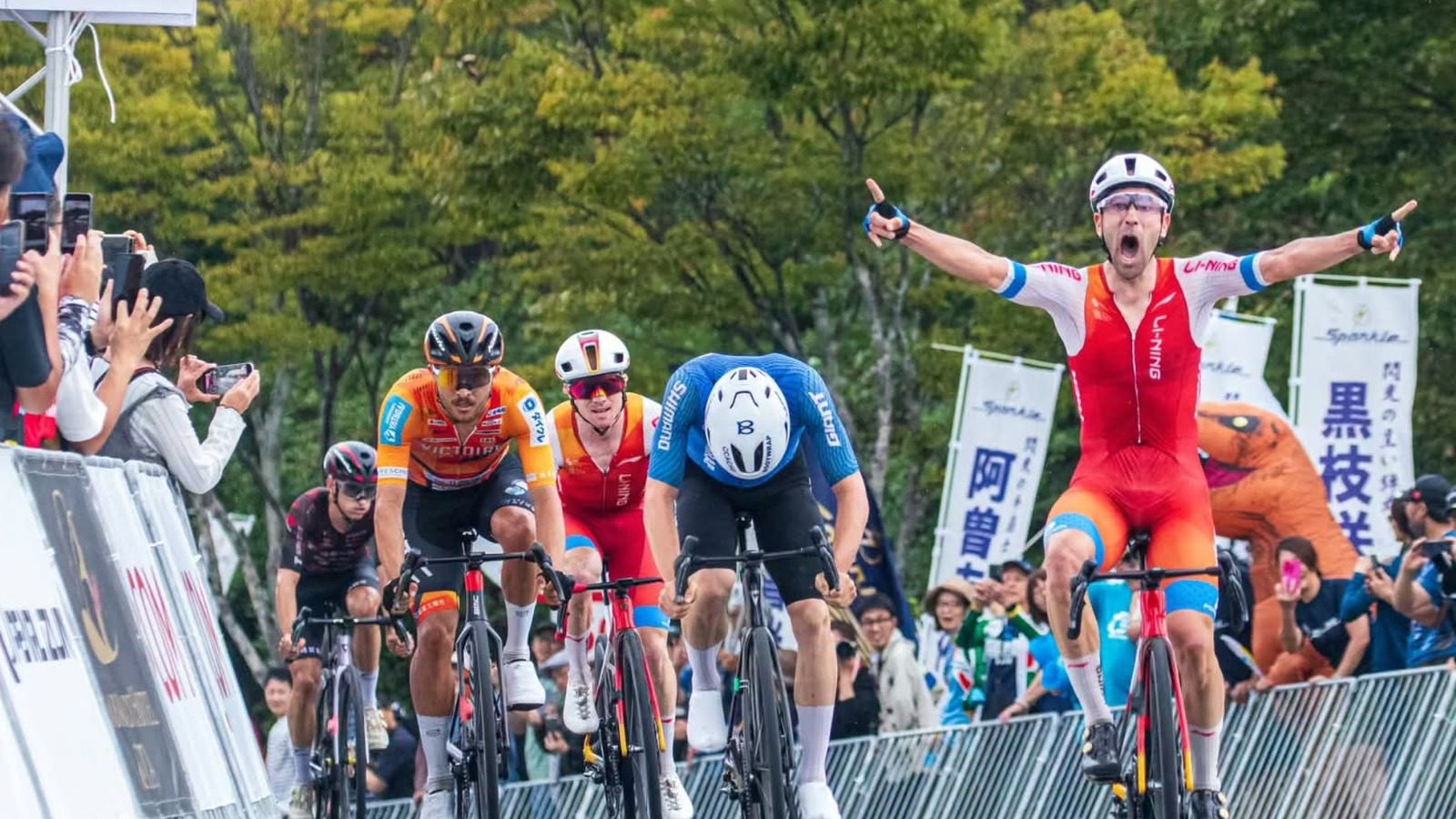 Eduardo Sepúlveda ganó la Oita Urban Classic en Japón: fue su tercera victoria UCI del año y la cerró al sprint