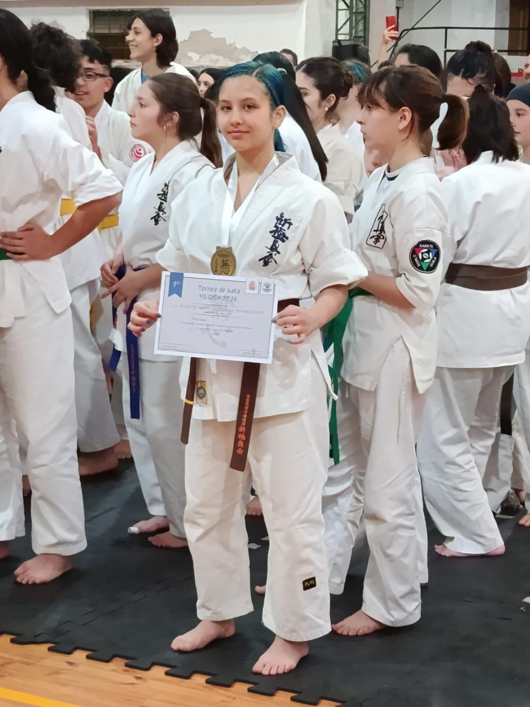 Sofía Peralta de Sa Souza posa con su distinción tras una nueva consagración en el circuito nacional de artes marciales.