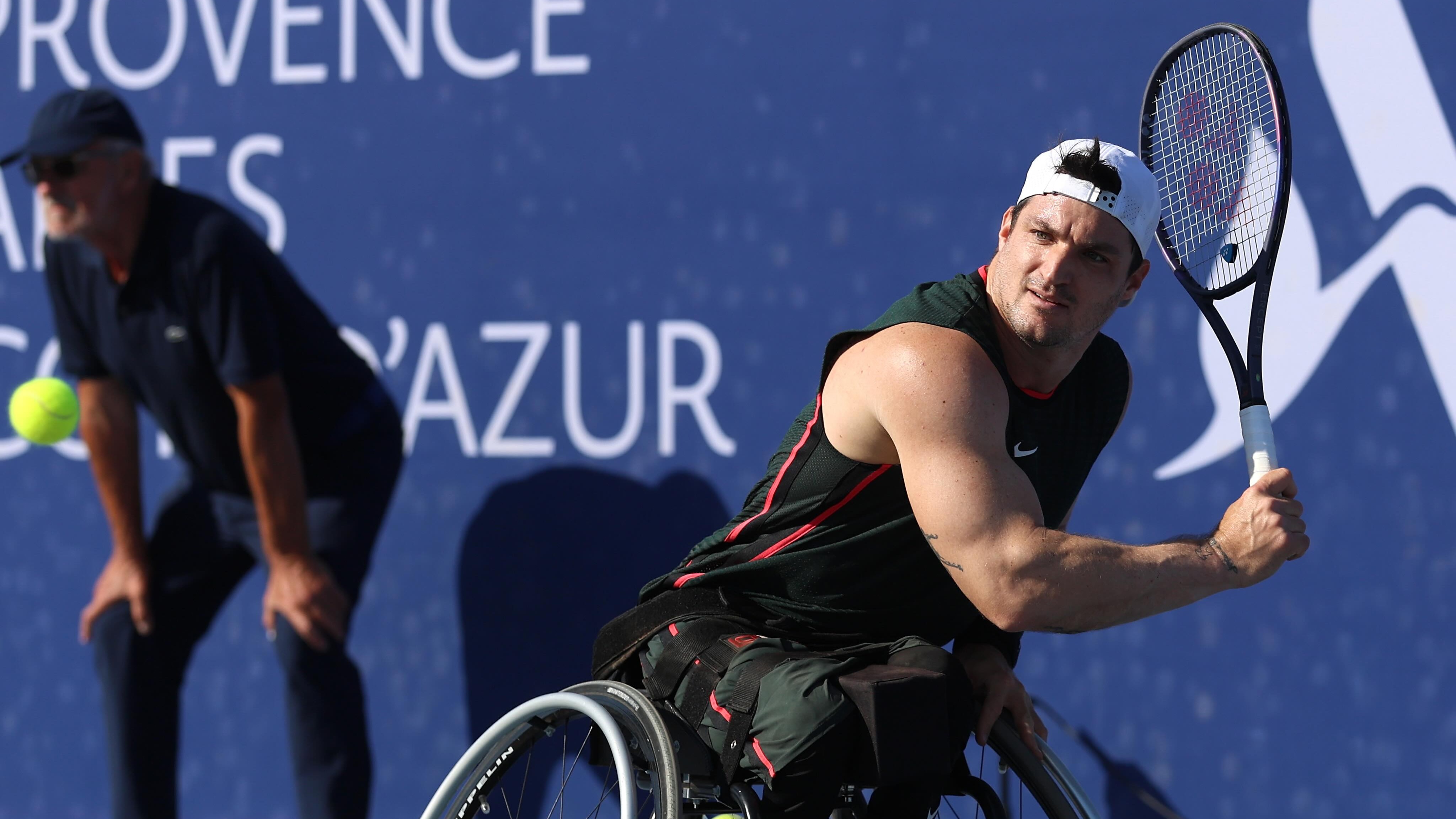 Gustavo Fernández concentrado en el impacto del drive durante las canchas del French Riviera Open.
