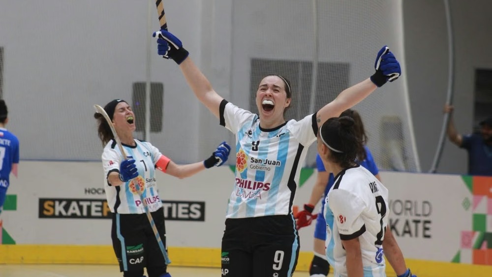 Las Águilas celebran efusivamente uno de los tantos convertidos ante el seleccionado italiano.