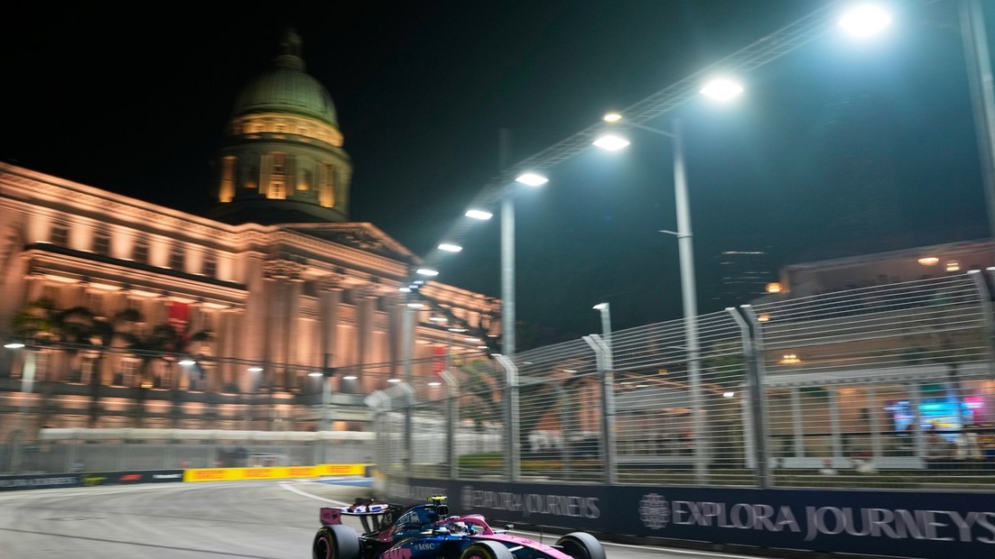 El Alpine de Colapinto acelerando a fondo sobre el asfalto del circuito callejero de Marina Bay (Foto: AP Photo/Vincent Thian).