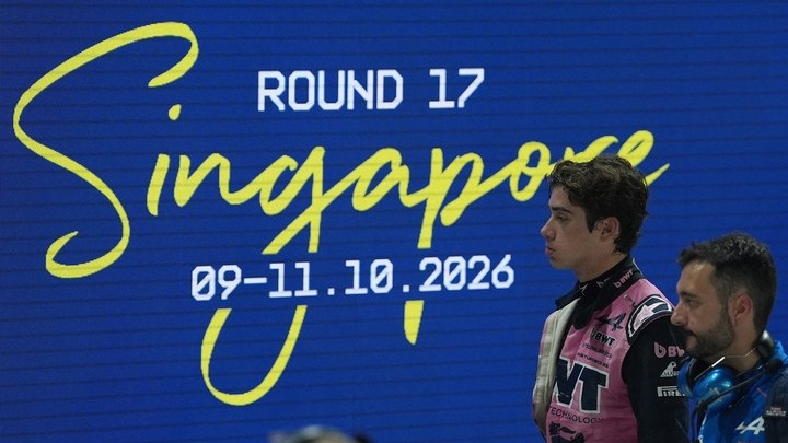 Franco Colapinto cabizbajo en el box del equipo con el cartel oficial del Gran Premio de Singapur de fondo (Foto: REUTERS/Ng Han Guan).