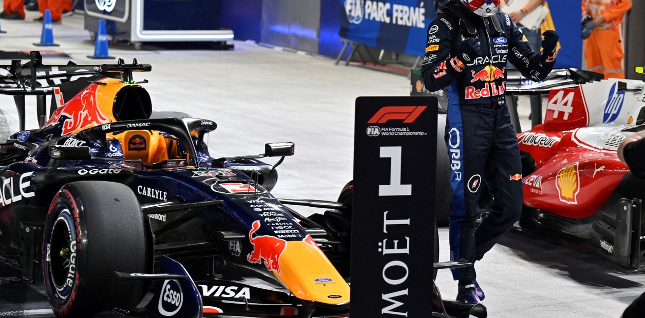Max Verstappen celebrando la pole position obtenida en la clasificación nocturna del circuito asiático. (Foto: REUTERS/Caroline Chia)