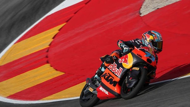 Valentín Perrone inclinado al límite sobre su KTM en una de las curvas de velocidad del trazado indonesio.