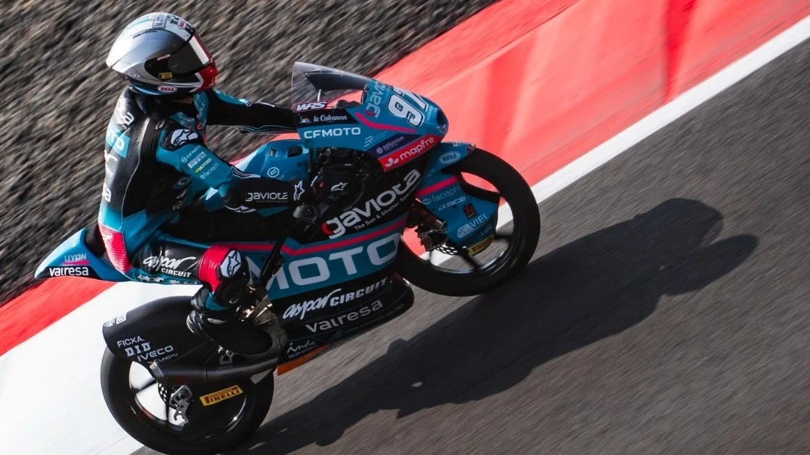 Marco Morelli acelerando su unidad del CFMOTO Gaviota Aspar Team en el asfalto de Mandalika.