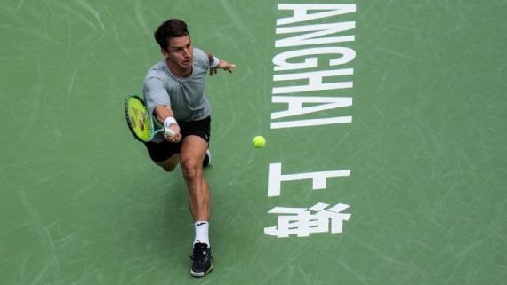 Camilo Ugo Carabelli en pleno desplazamiento sobre la superficie dura de Shanghái (Foto: Getty Images).