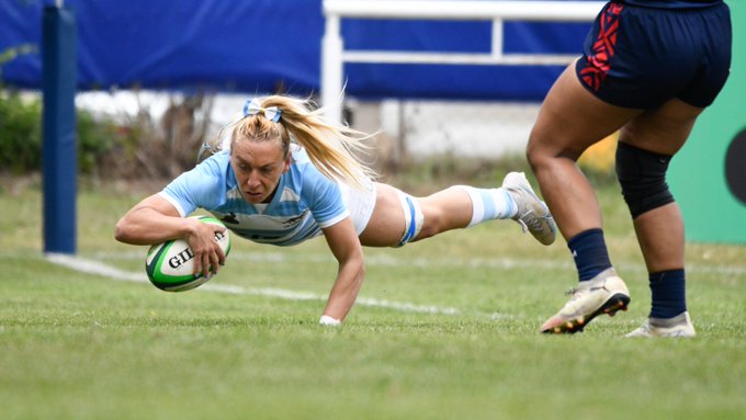 Una jugadora de Las Yaguaretés se estira en el aire para apoyar la guinda en el ingol rival (Foto: Sinapsis Comunicación).