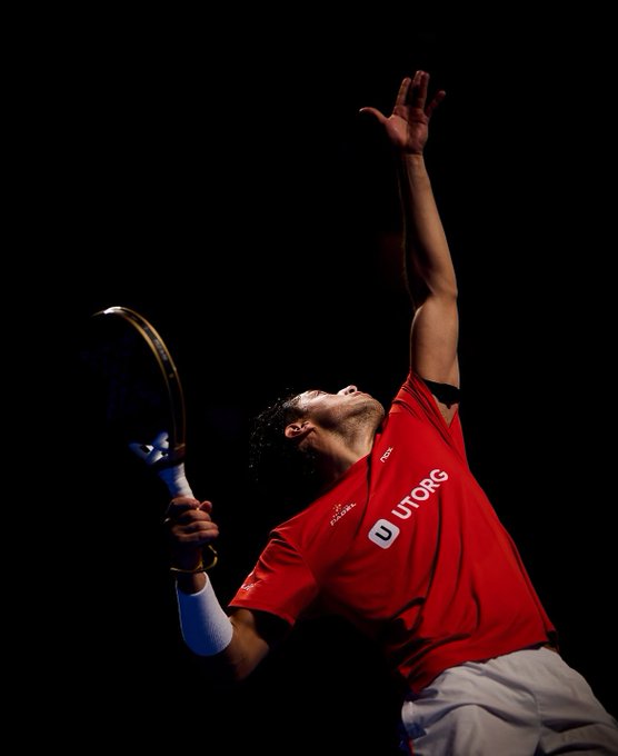 Agustín Tapia en plena concentración antes de ejecutar un servicio en las semifinales de Düsseldorf.
