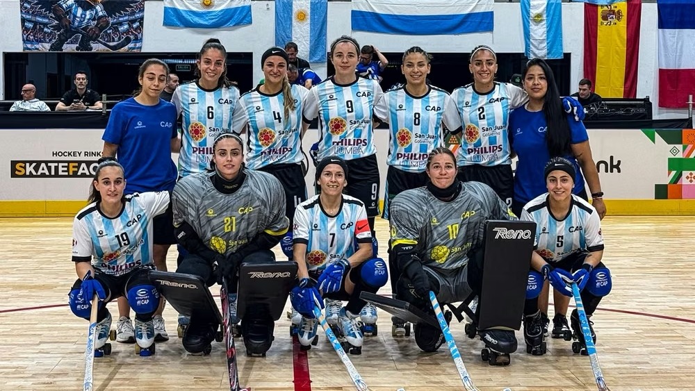 El plantel de Las Águilas posando unido en la pista de Asunción antes de la definición ecuménica.