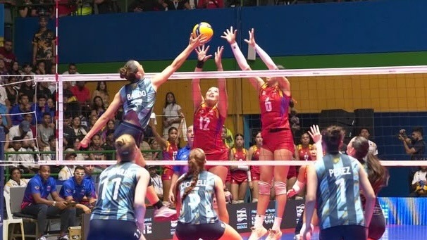 Potente remate de Sofía Baldo superando el bloqueo doble de la selección de Venezuela.