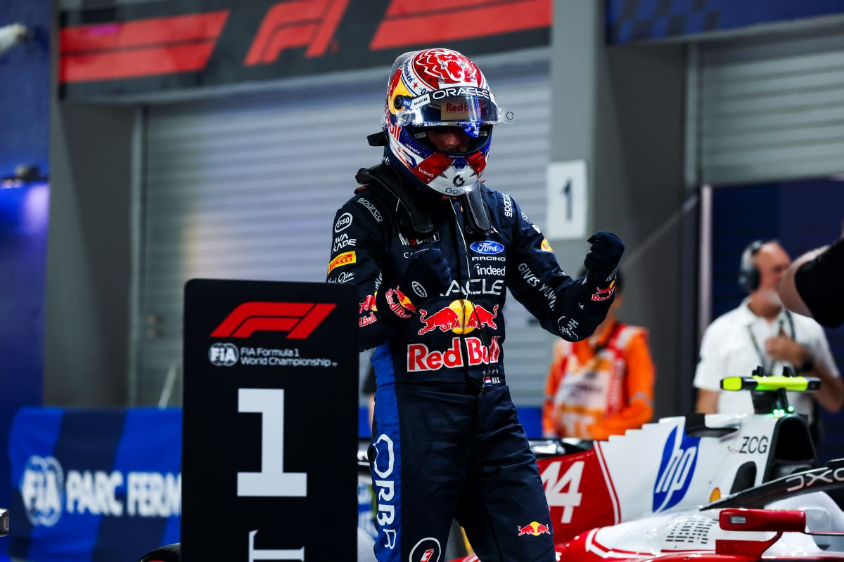 Max Verstappen festejando la victoria en Singapur.