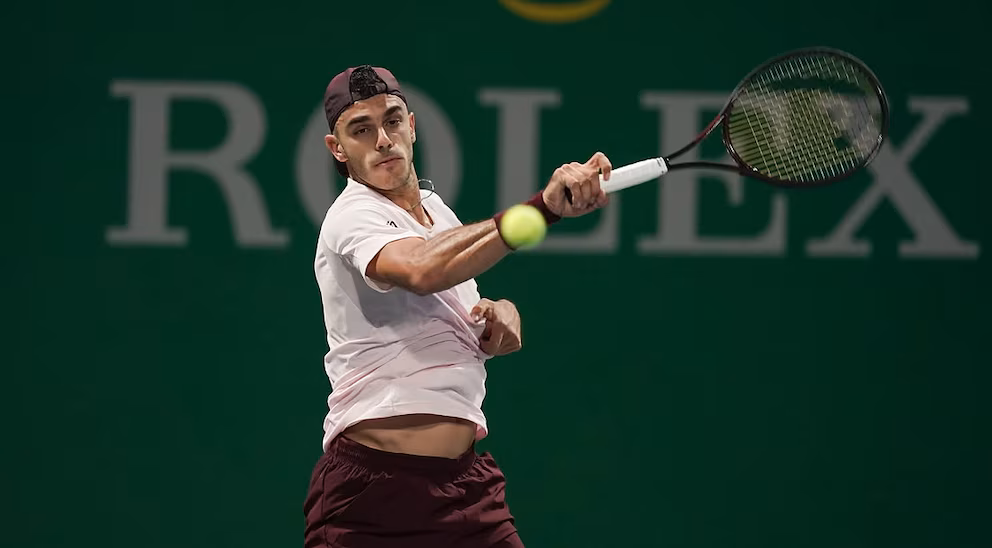 El tenista porteño buscando la recuperación con su drive en la cancha central del torneo oriental.