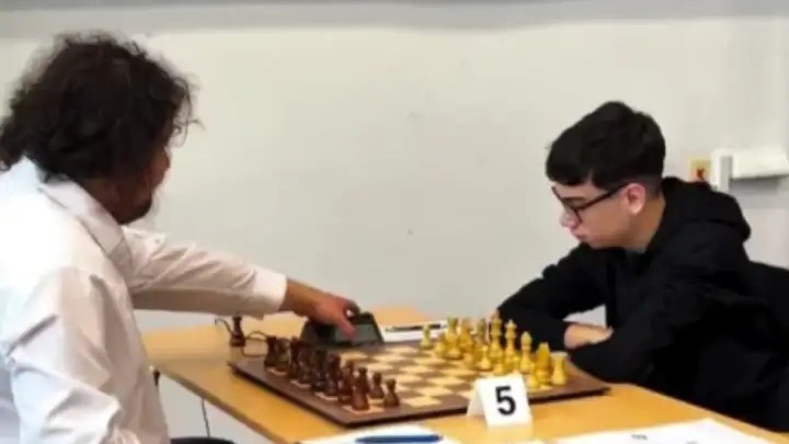 Faustino Oro hizo tablas ante el Gran Maestro Anton Korobov en la Bundesliga de ajedrez y sigue sumando frente a la élite mundial