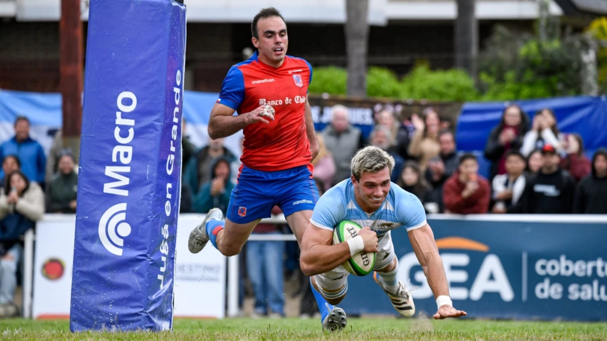 Acción del juego donde la selección argentina apoya un try decisivo ante la defensa chilena.