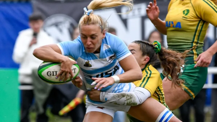 La villaguayense Antonella Reding apoyando uno de los tries decisivos en la final ante el seleccionado brasileño (Foto: Prensa UAR).