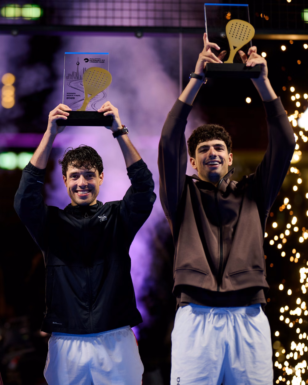 Agustín Tapia y Arturo Coello con sus trofeos de campeones.