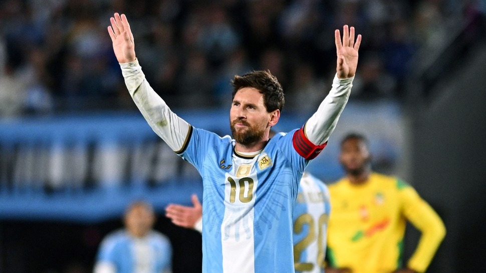 Messi saludando a la cancha en su despedida de la Selección en el Monumental