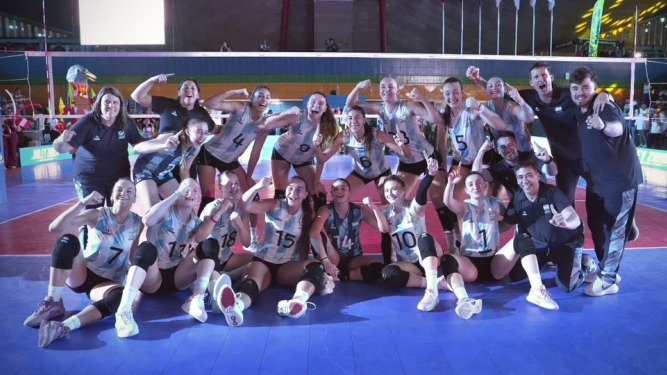 Las Panteritas festejando el título del Sudamericano Sub-19 en Maracaibo