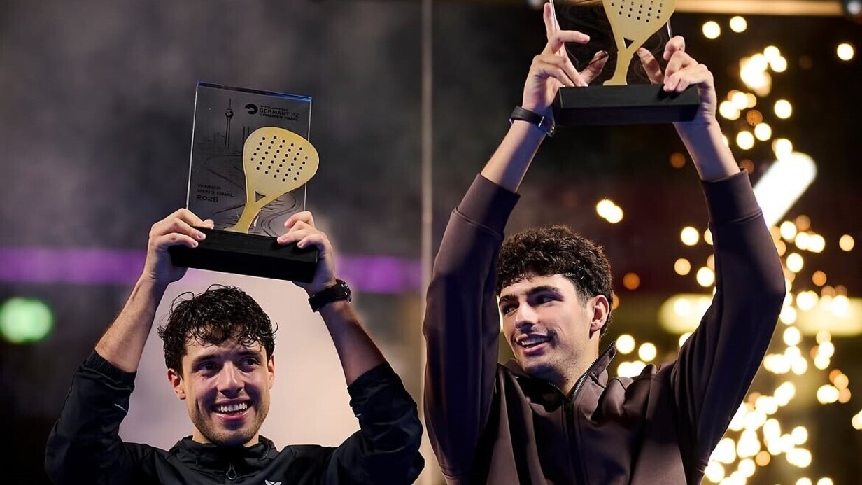 Agustín Tapia y Arturo Coello levantando el trofeo en Düsseldorf