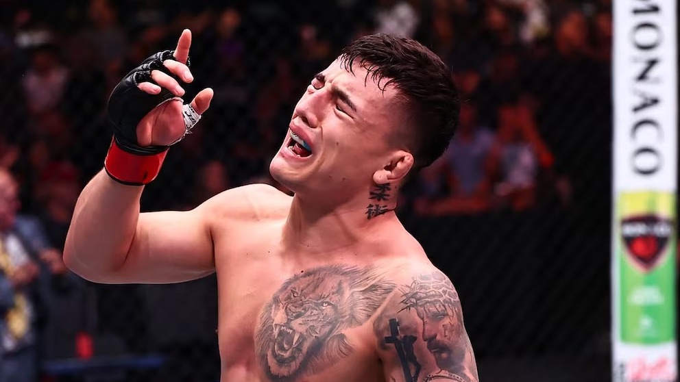 Francisco Prado festejando su triunfo en UFC