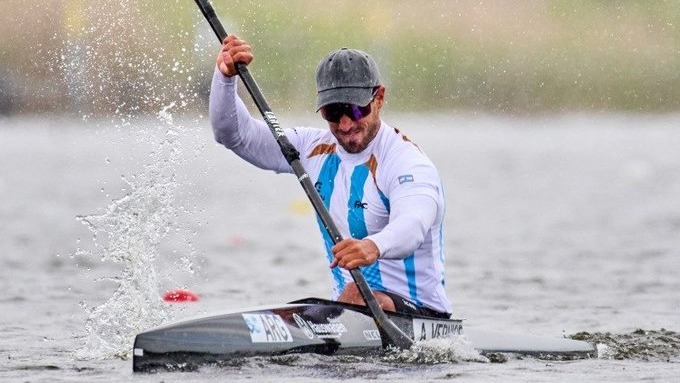 Agustín Vernice remando en el K1 500m de la Supercopa de Canotaje en Hangzhou