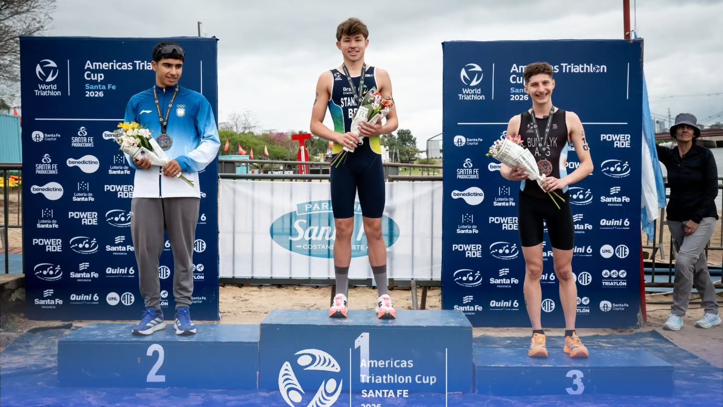 Podio masculino de la categoría Junior en la Copa Continental de Triatlón de Santa Fe. (Foto: Americas Thriatlon Cup Santa Fe 2026)