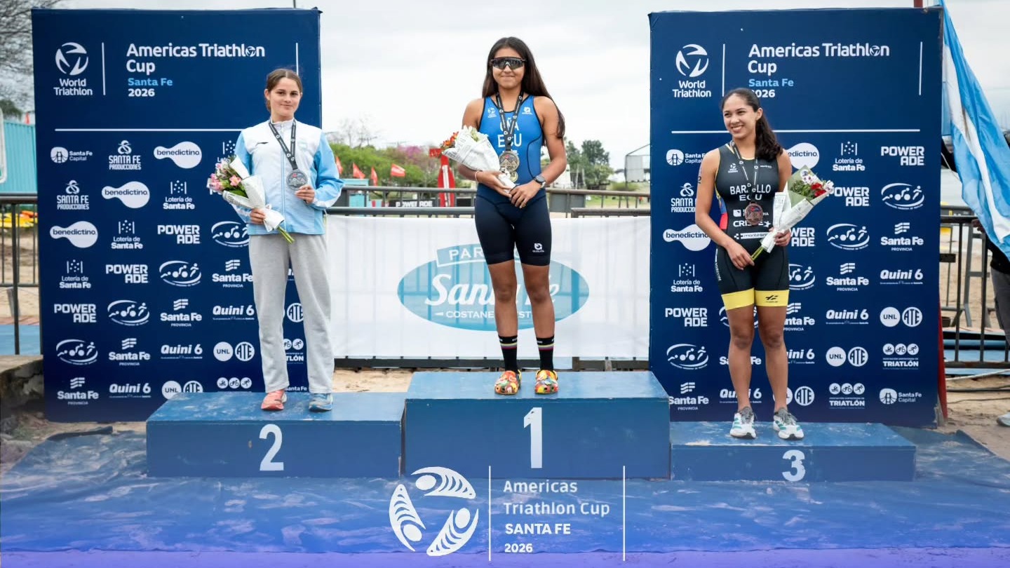 Podio femenino de la categoría Junior con la presencia de la argentina Federica Carletto. (Foto: Americas Thriatlon Cup Santa Fe 2026)