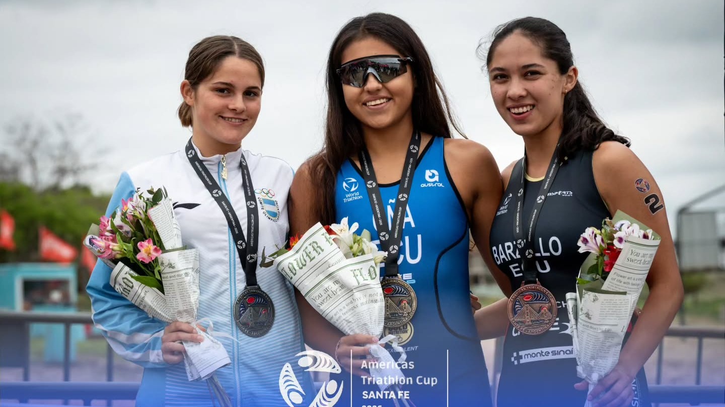 Las 3 atletas que se subieron al podio femenino en la Copa Continental de Triatlón de Santa Fe. (Foto: Americas Thriatlon Cup Santa Fe 2026)