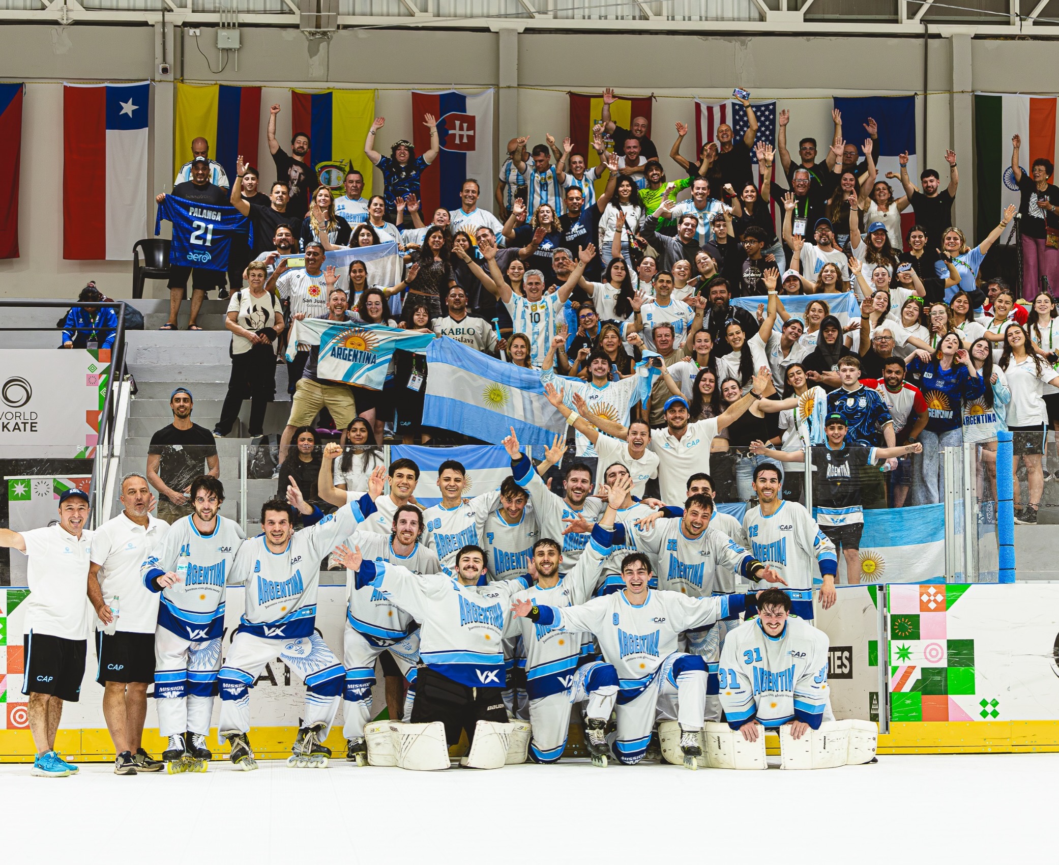 Festejo de la Selección Argentina de Hockey en Línea tras lograr el gol de oro en los World Skate Games.