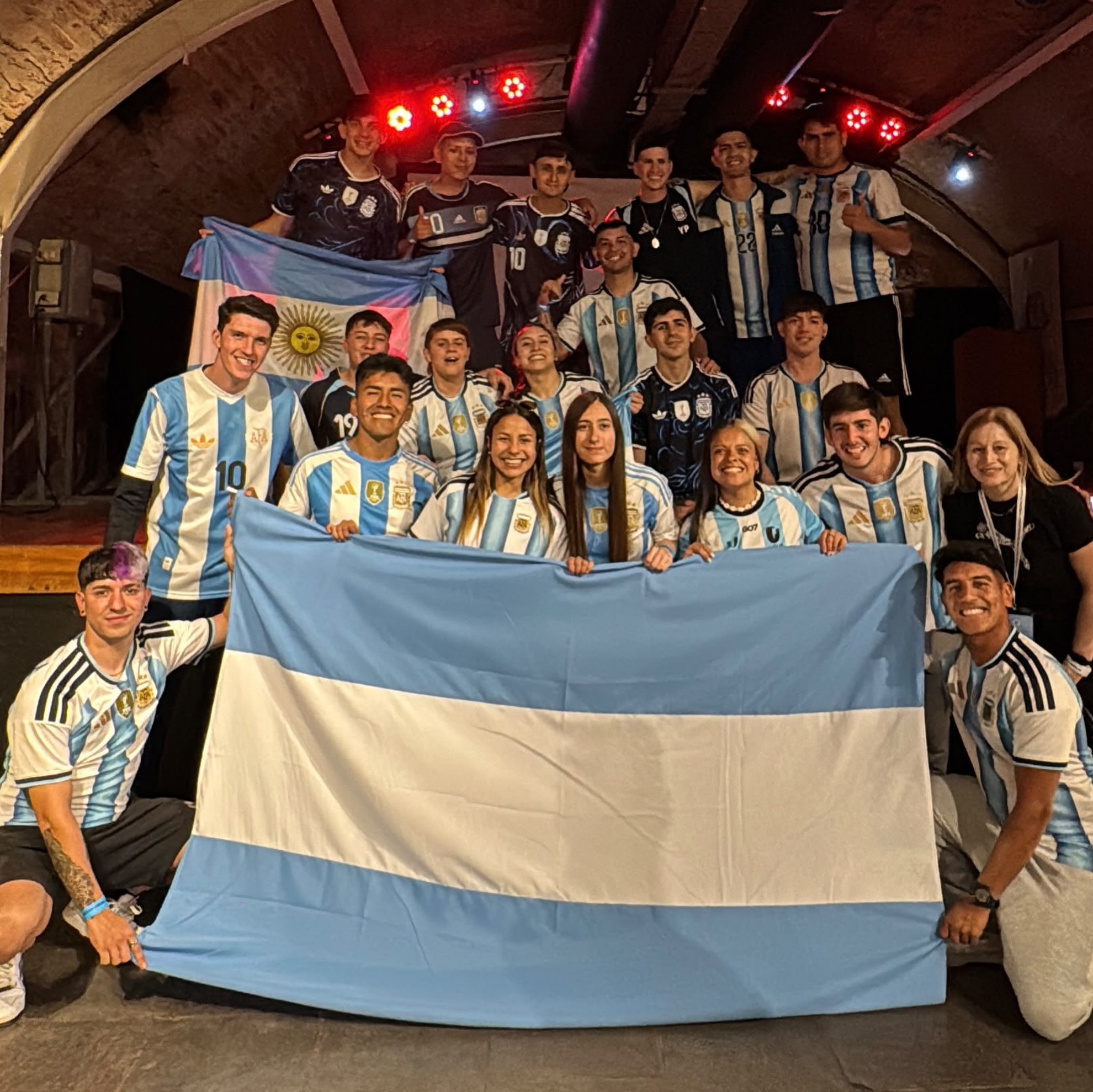 La delegación y competidores argentinos festejando con la bandera nacional en tierras trasandinas. (Foto: @pandremour)