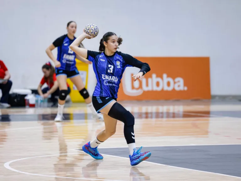 Jugadora del seleccionado argentino cadete en pleno movimiento ofensivo durante la preparación internacional.